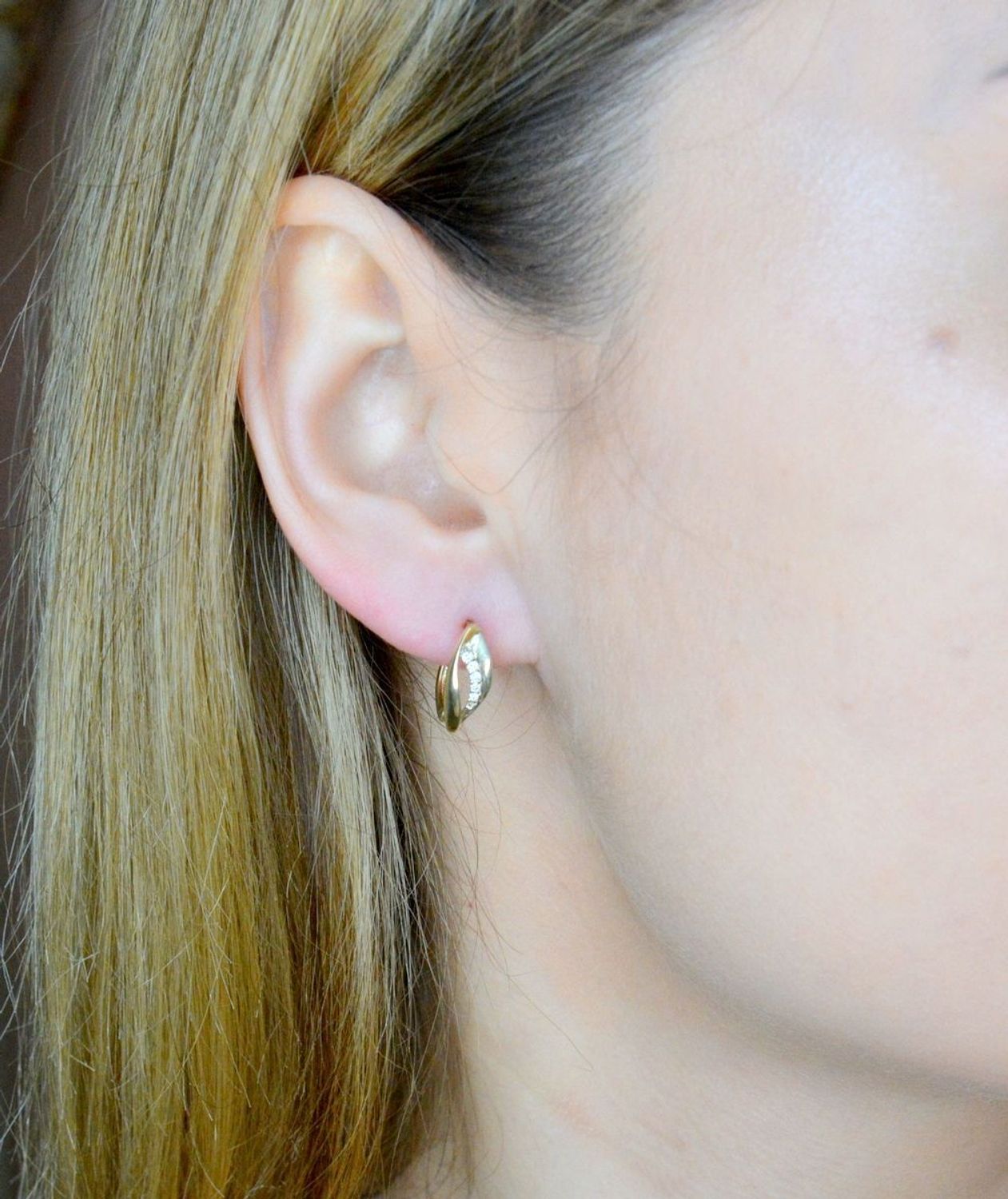 Złote kolczyki 375 angielskie z cyrkoniami KL 7350 375. Złote kolczyki wykonane z najwyższej jakości żółtego złota, próba 375, waga około 1,68 gram. Kolczyki w minimalistycznym stylu, wpisujące się w obecne trendy modowe..jpg